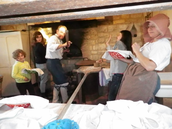 La sortie du pain du four demande une grande attention